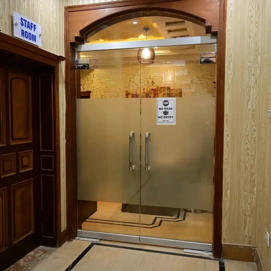 Glass entrance leading into the Comfort Dental Care clinic